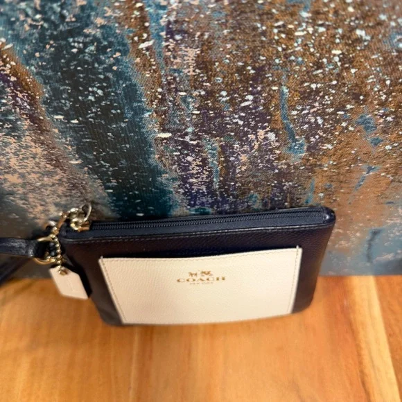 Coach Classic “Old Money” aesthetic Crossgrain Leather Navy/Cream Wristlet (EUC) - Picture 9 of 17